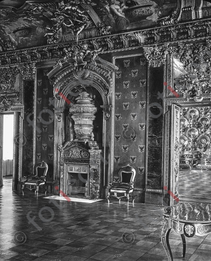 Der "Schwarze Adlersaal" ; The "Black Eagle Hall" (foticon-simon-190-004-sw.jpg)